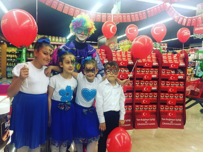 Özgüven Market de 23 Nisan Ulusal Egemenlik ve Çocuk Bayramı Etkinliği 