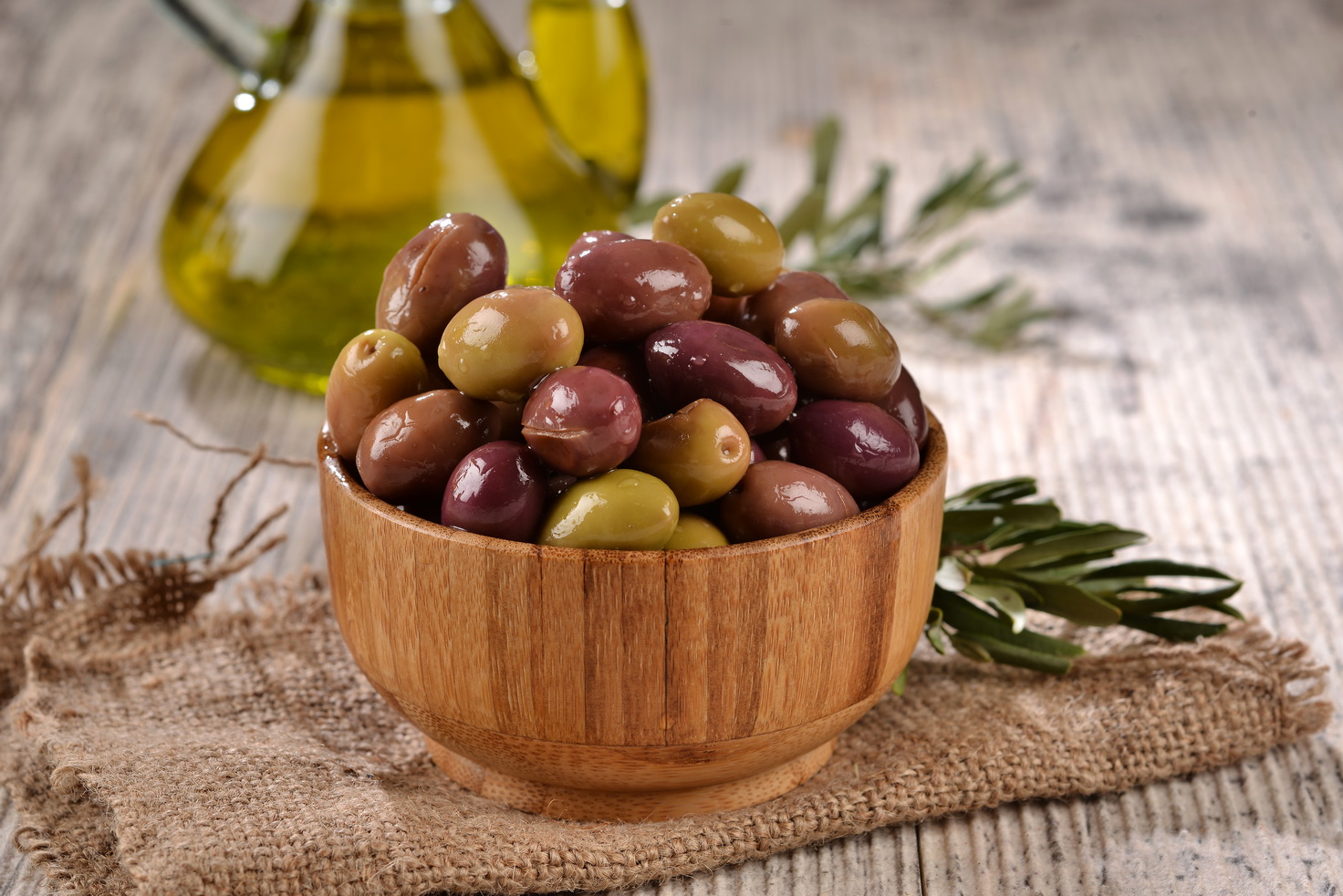 UZEL ZEYTİN VE NATUREL SIZMA ZEYTİNYAĞLARI