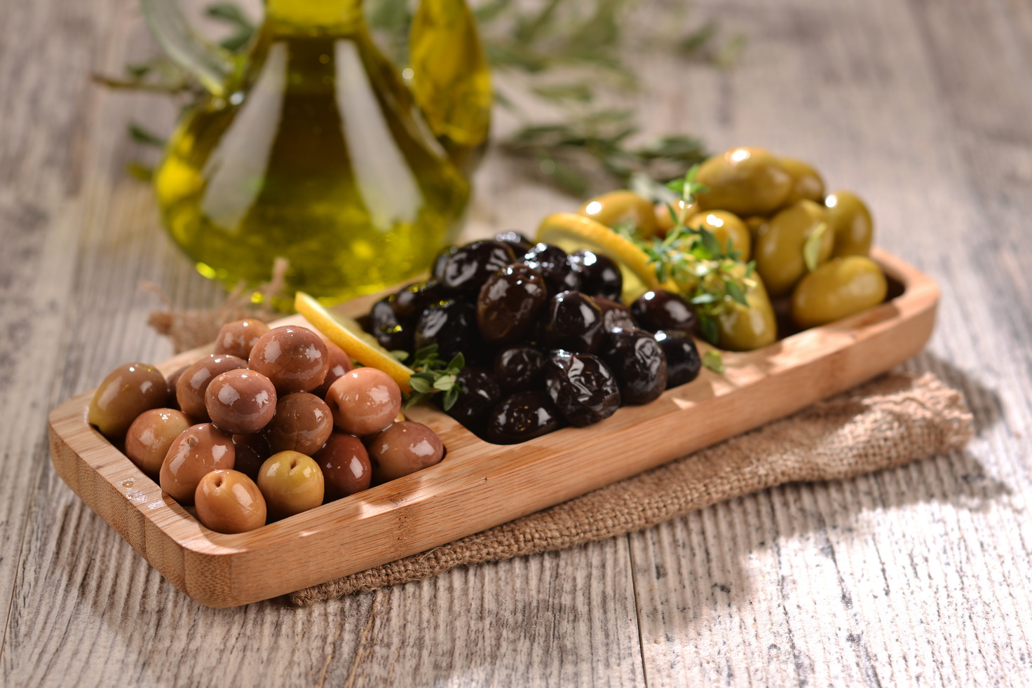 UZEL ZEYTİN VE NATUREL SIZMA ZEYTİNYAĞLARI