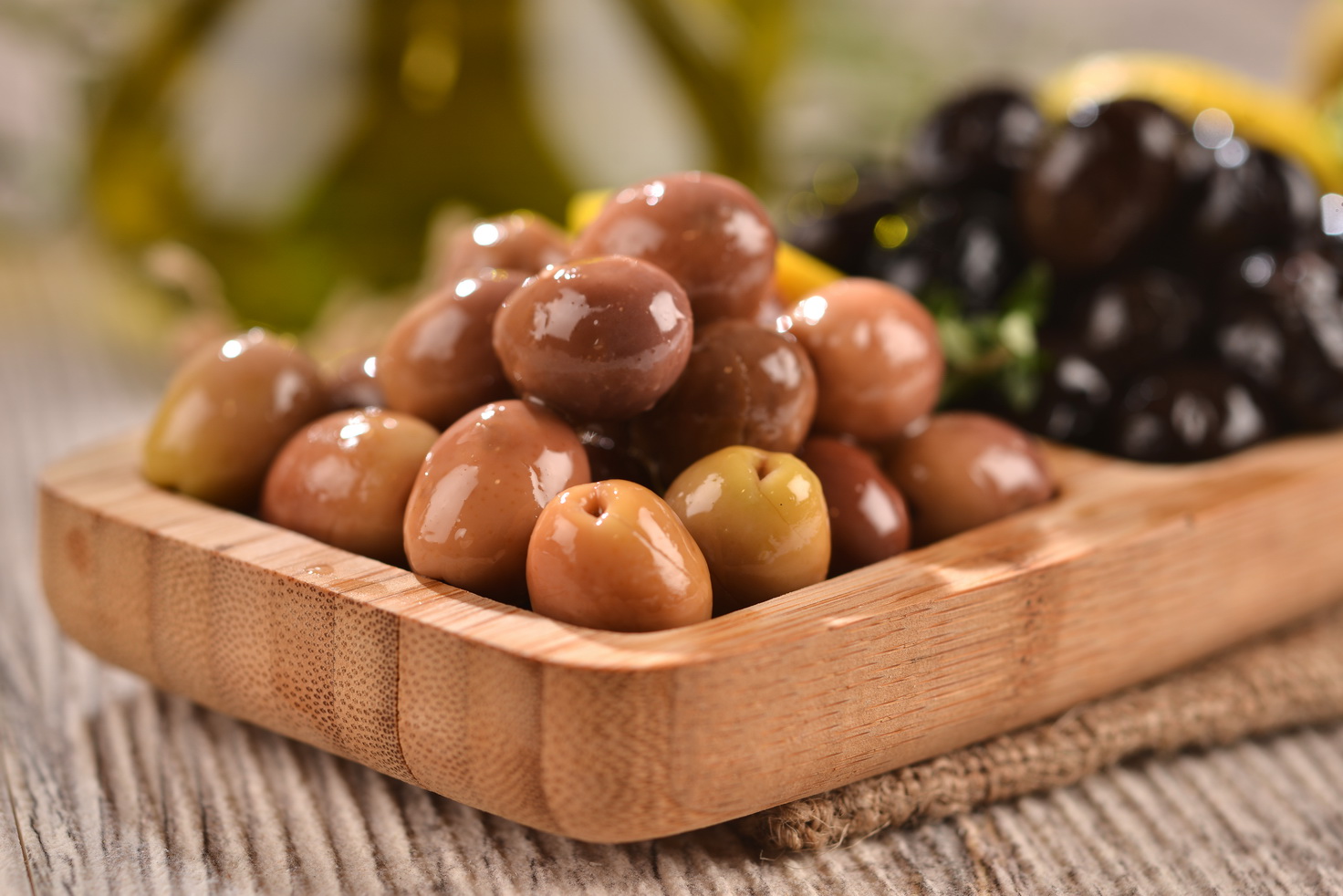 UZEL ZEYTİN VE NATUREL SIZMA ZEYTİNYAĞLARI