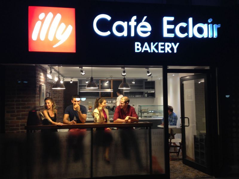 CAFE ECLAIR