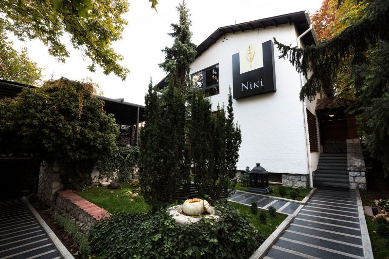 NİKİ 